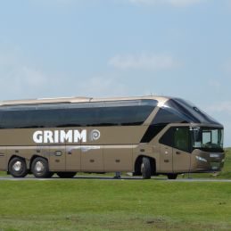 goldner Reisebus mit Beschriftung GRIMM Reisen